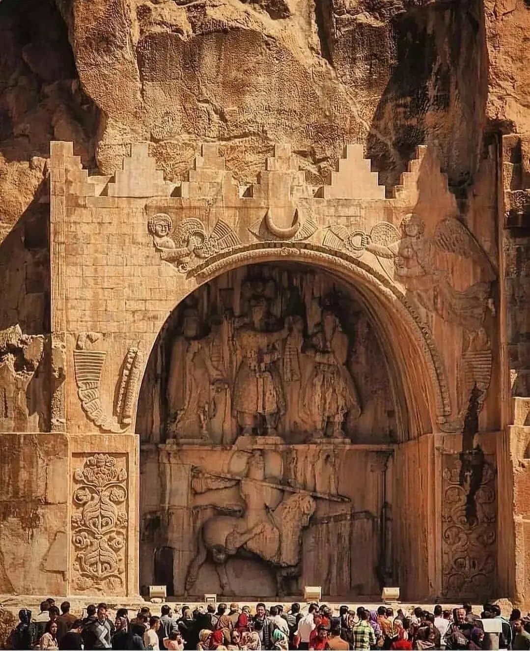 Taq-e Bostan: Погружение в Древнем Иране 🌍✨