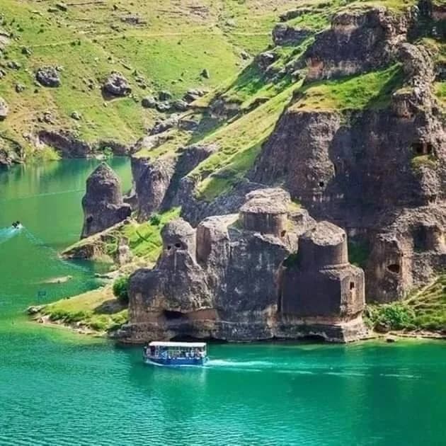 Крепость Эгиль: Тайна Высеченная в Скале