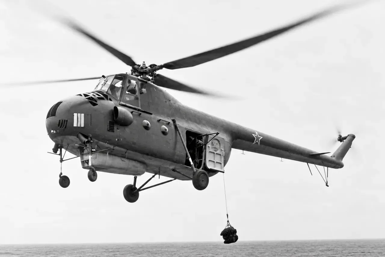 Многоцелевой транспортный вертолёт Ми-4.