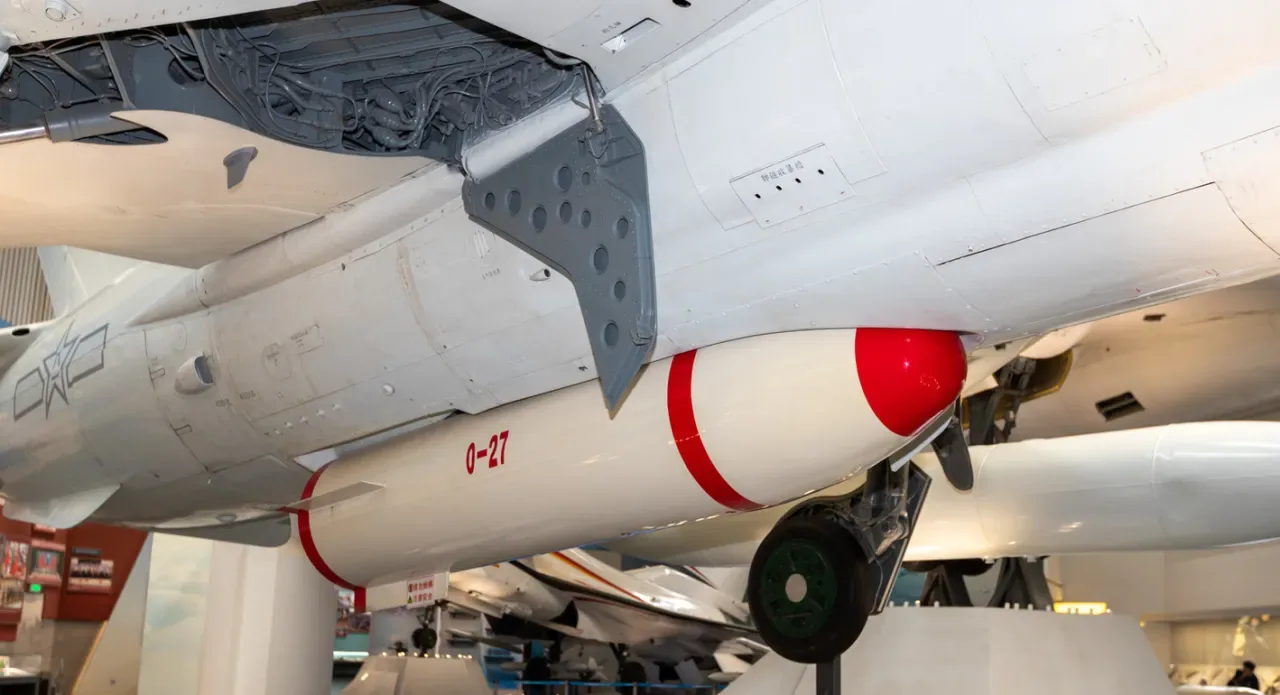 Макет ядерной бомбы О-27 под штурмовиком Q-5I в Музее авиации в Датачанге.