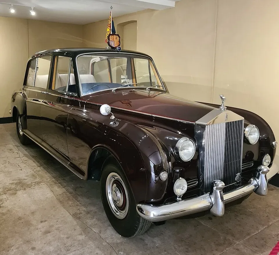 Rolls-Royce Phantom V в специально оборудованном гараже