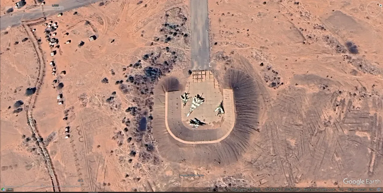 Спутниковый снимок Google Earth: A-5, Су-24М и J-6 на авиабазе Вади-Сейдна. Снимок сделан в январе 2025 года.
