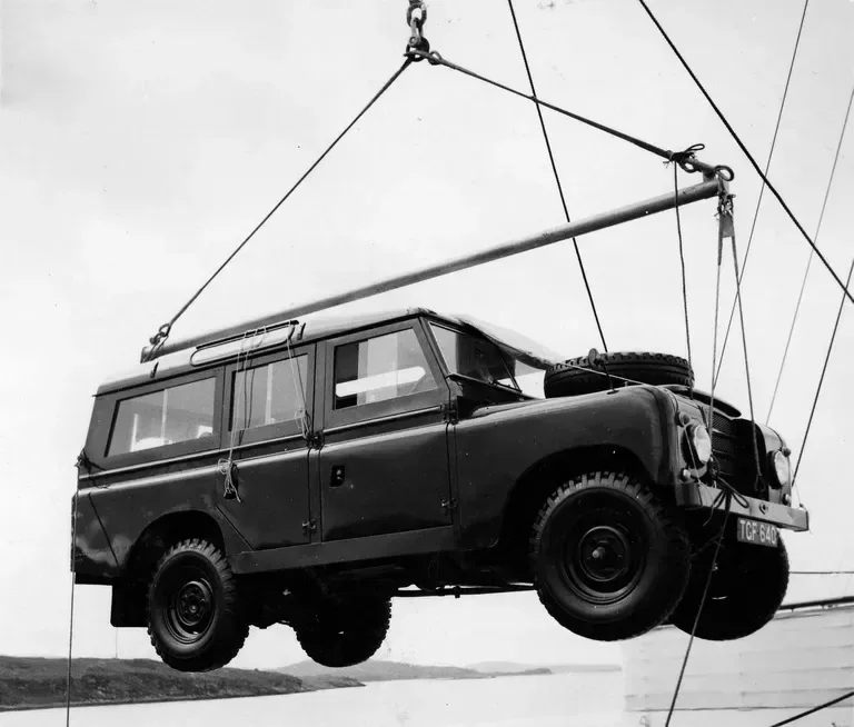 Погрузка Land Rover 110 V8 на борт