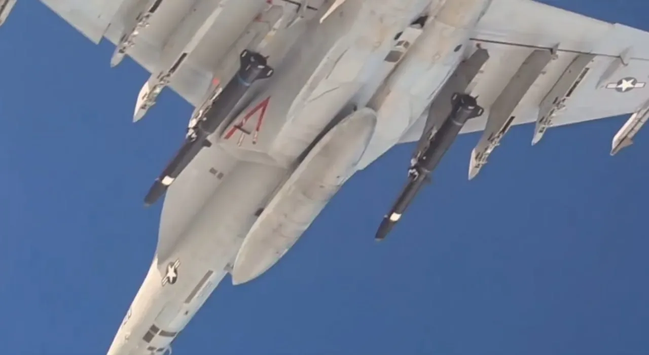 Две ракеты Blackbeard под крылом F/A-18E/F, сентябрь 2026 года