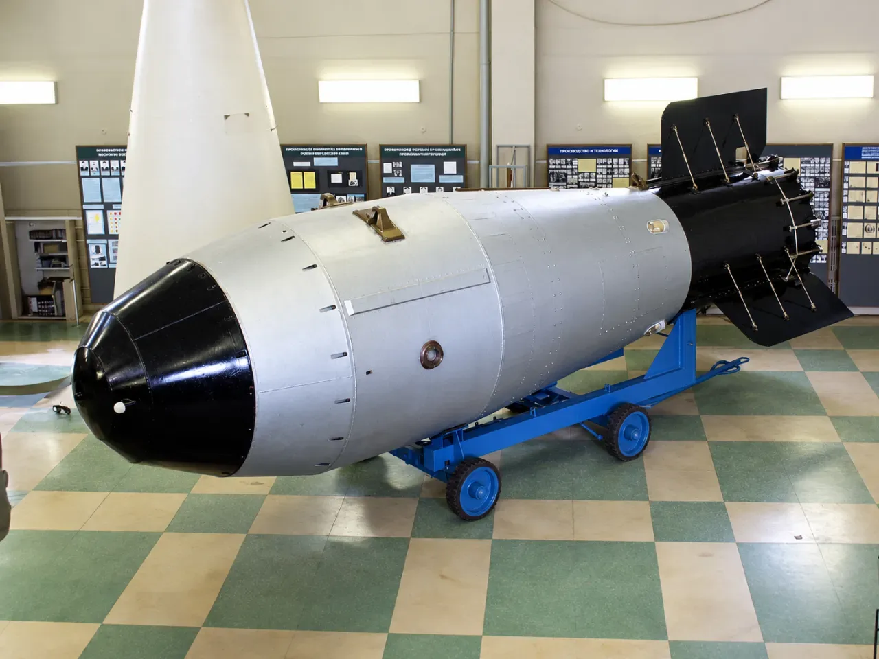 Корпус и парашют термоядерной бомбы «изделие 202», разработанной в 1956 году