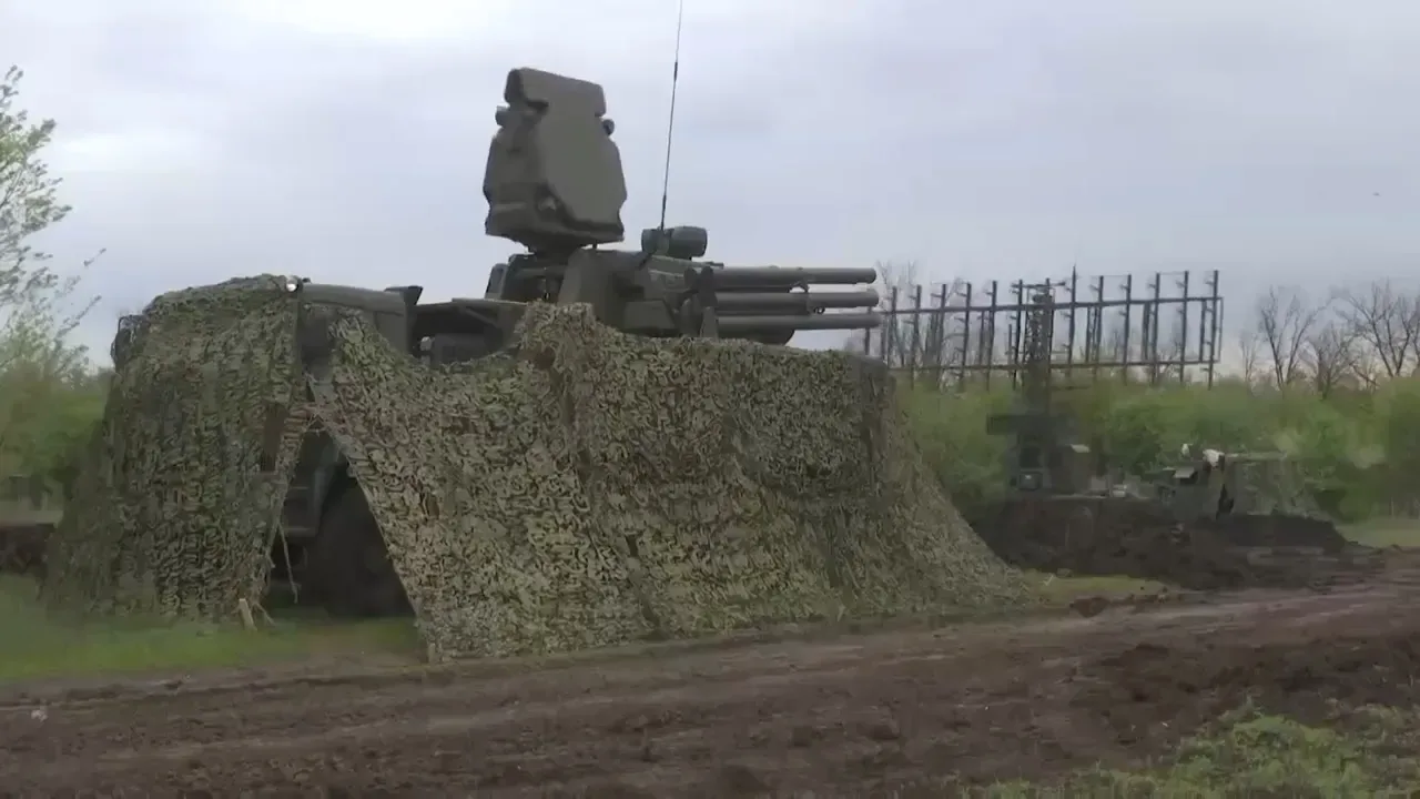 Замаскированный ЗРПК «Панцирь-С1» на позиции