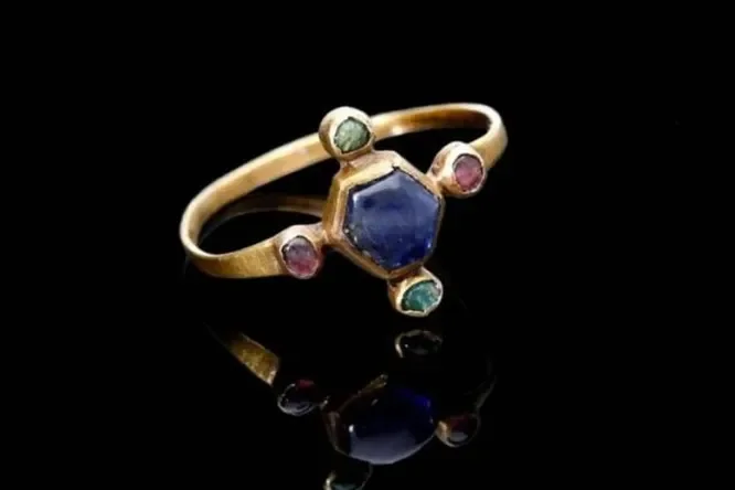 Англичанин нашел средневековое кольцо и разбогател на $24,000! 💍