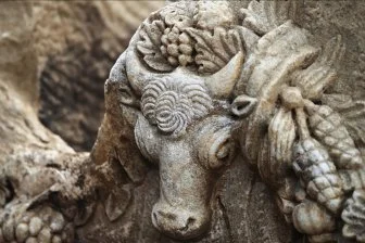 Странное открытие в Стратоникее: 2000-летний саркофаг-гирлянда удивляет археологов!