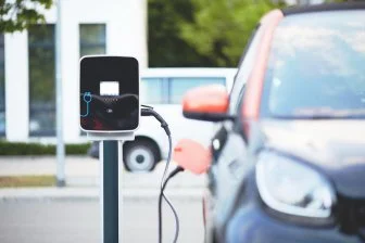 Эталон тока для электромобилей: новая эра зарядных станций в России! ⚡🚗