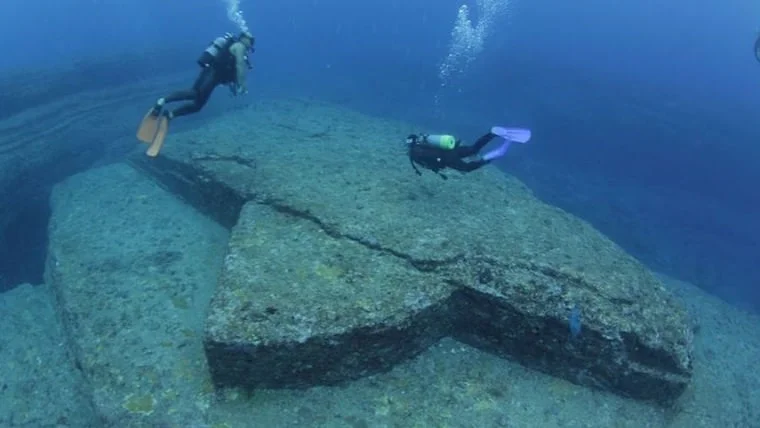 Подводный город Йонагуни: мифы и реальность под водой! 🌊