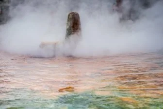 Как ученые воссоздали условия для зарождения жизни на Земле? 🌊✨