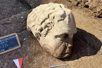 Как археологи случайно нашли гигантскую мраморную голову в Риме!