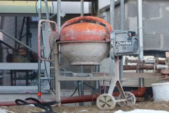 Новый бетон: Как россияне удвоили срок службы строительных материалов! 🏗️