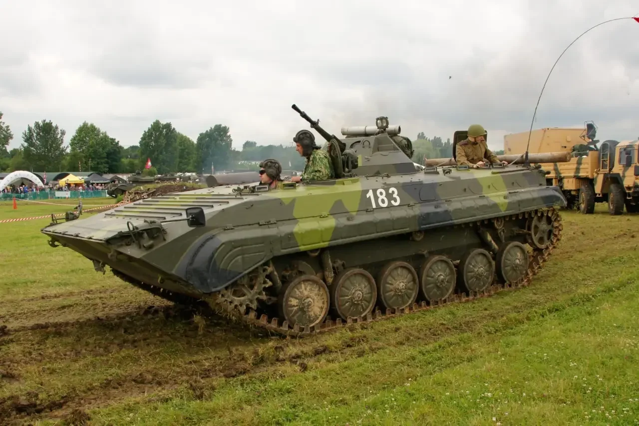 Гусеничный БТР OT-90.