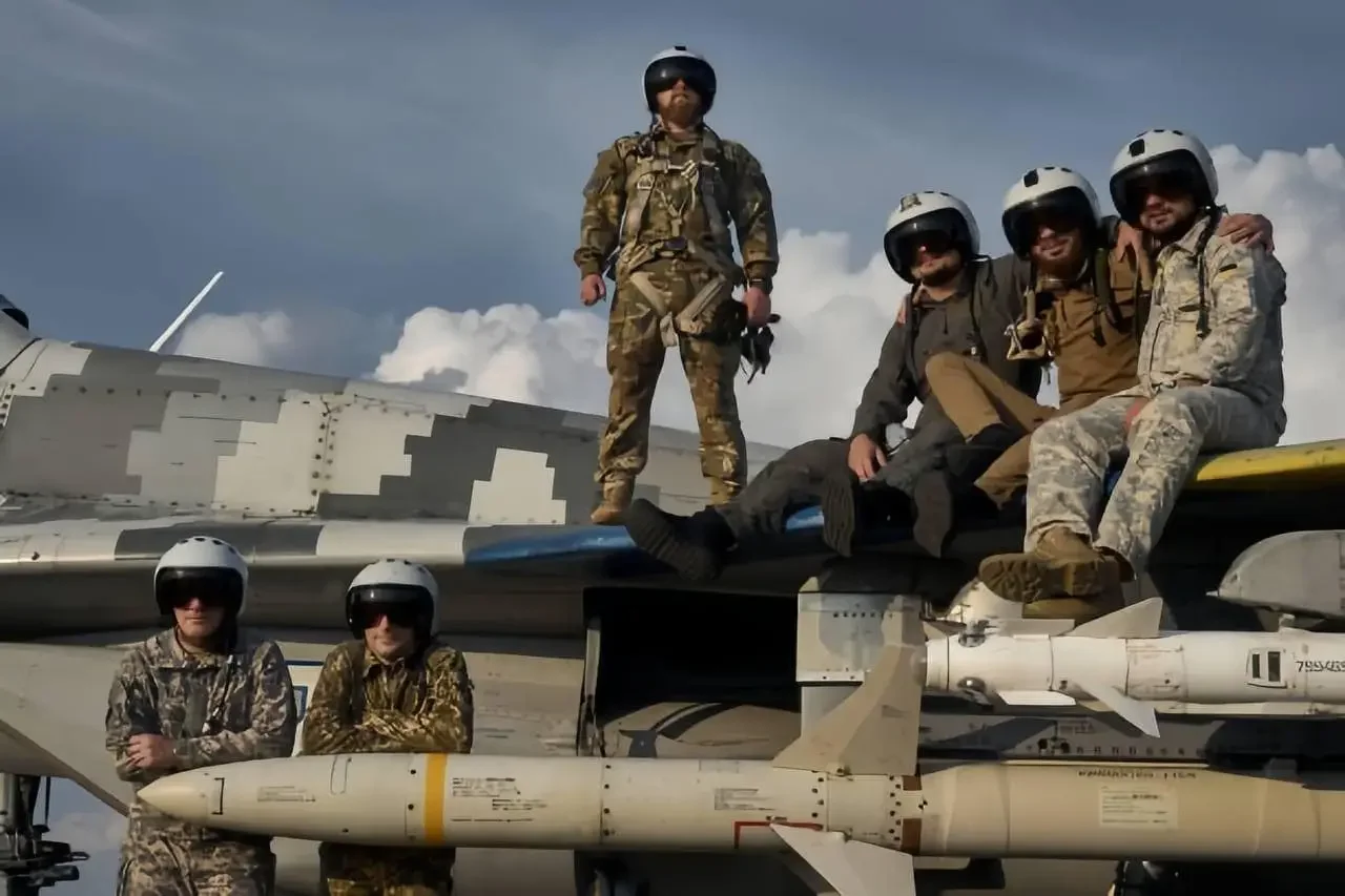 Американская ракета AGM-88 на украинском истребителе. Фото Telegram / BMPD