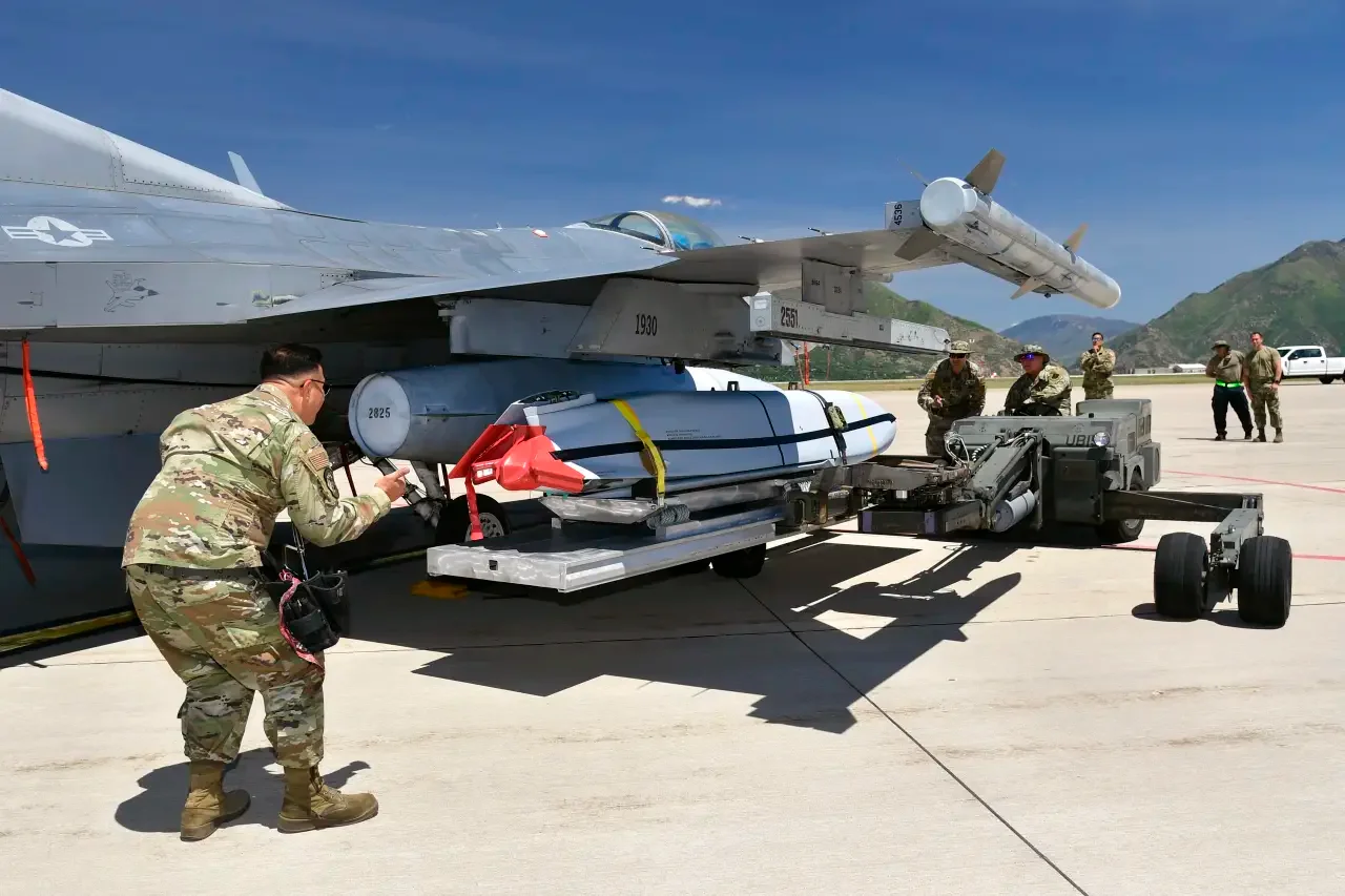Подготовка ракеты AGM-158C JASSM-ER. Фото Минобороны США