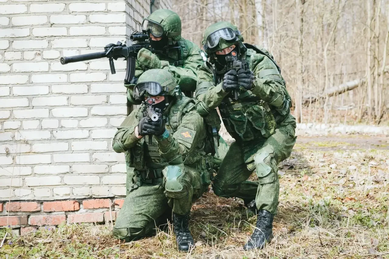 Бойцы в экипировке «Ратник». 