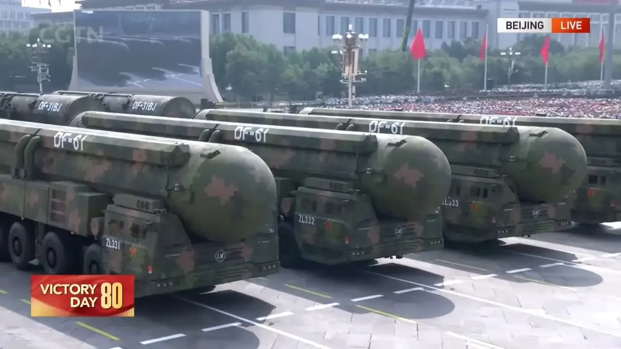 Парадный строй «Дунфэнов-61»