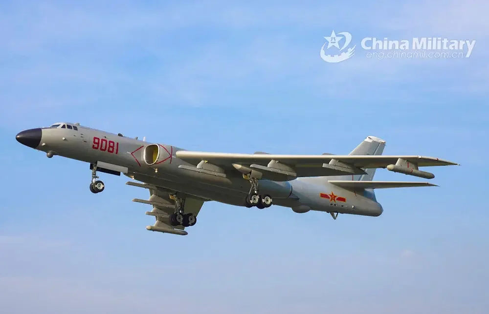 Бомбардировщик H-6K. Видны точки подвески ракетного вооружения