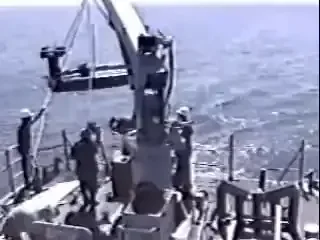 Подъем катера на борт судна-носителя