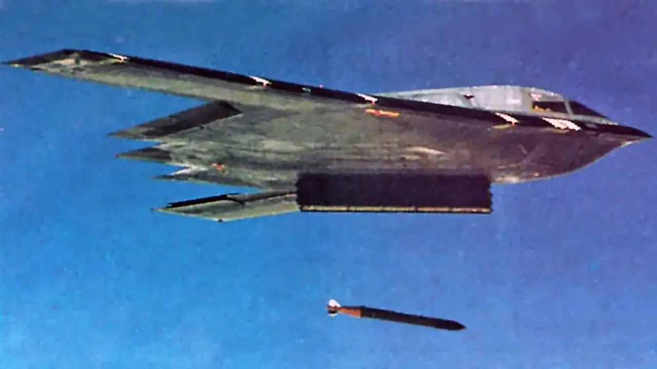 Сброс противобункерной авиабомбы GBU-37 с бомбардировщика B-2A