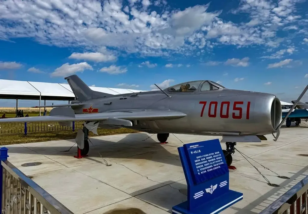 Китай воссоздаёт истребители 1950-х как беспилотники! 🚁