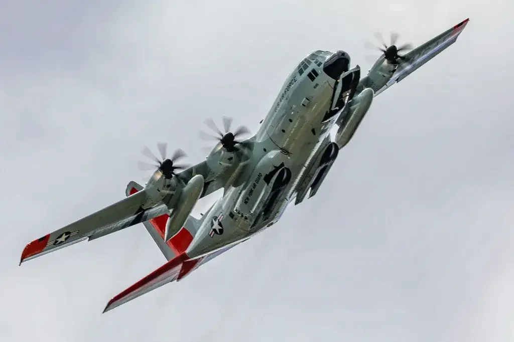 Самолет LC-130 Национальной гвардии ВВС США в Нью-Йорке, пролетает над Капитолием. 2020 год