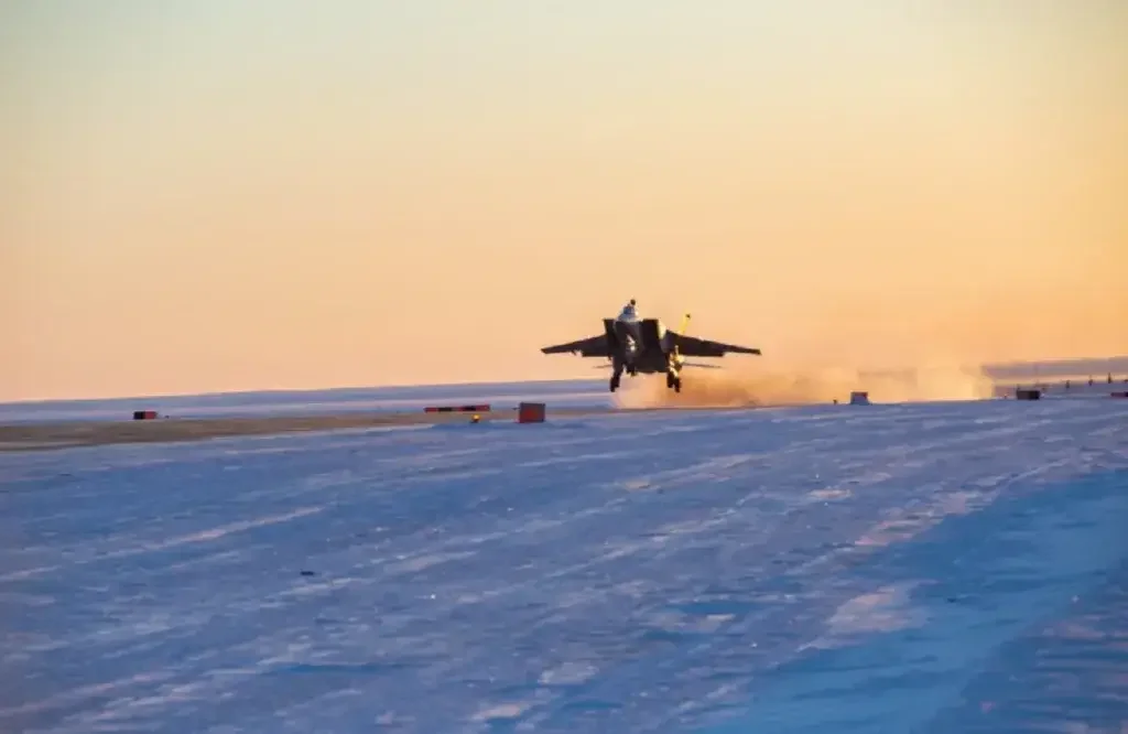 Российский истребитель-перехватчик МиГ-31БМ на авиабазе Рогачёво на архипелаге Новая Земля