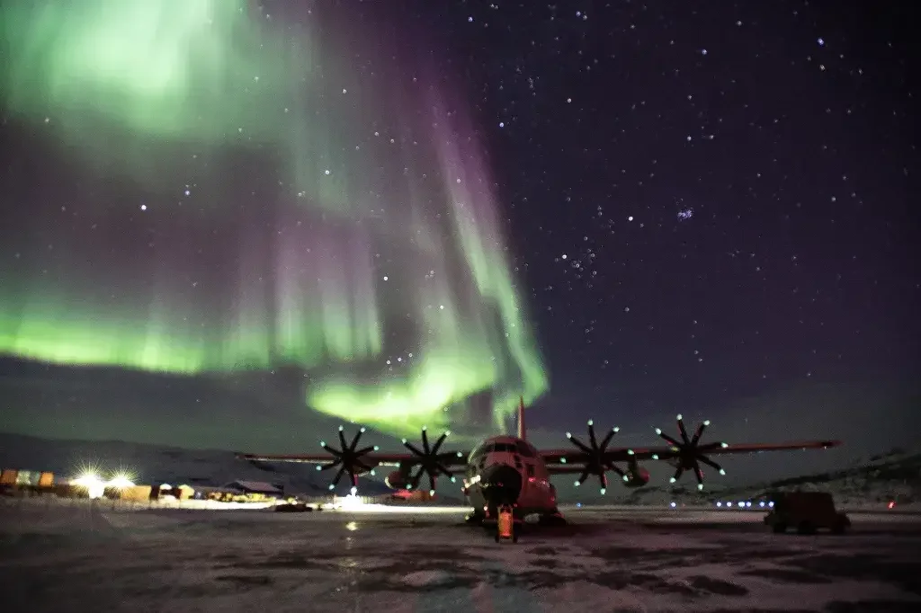 Самолет LC-130 Ski Вird из 109-го авиакрыла стоит на взлётно-посадочной полосе в аэропорту Кангерлуссуак, Гренландия