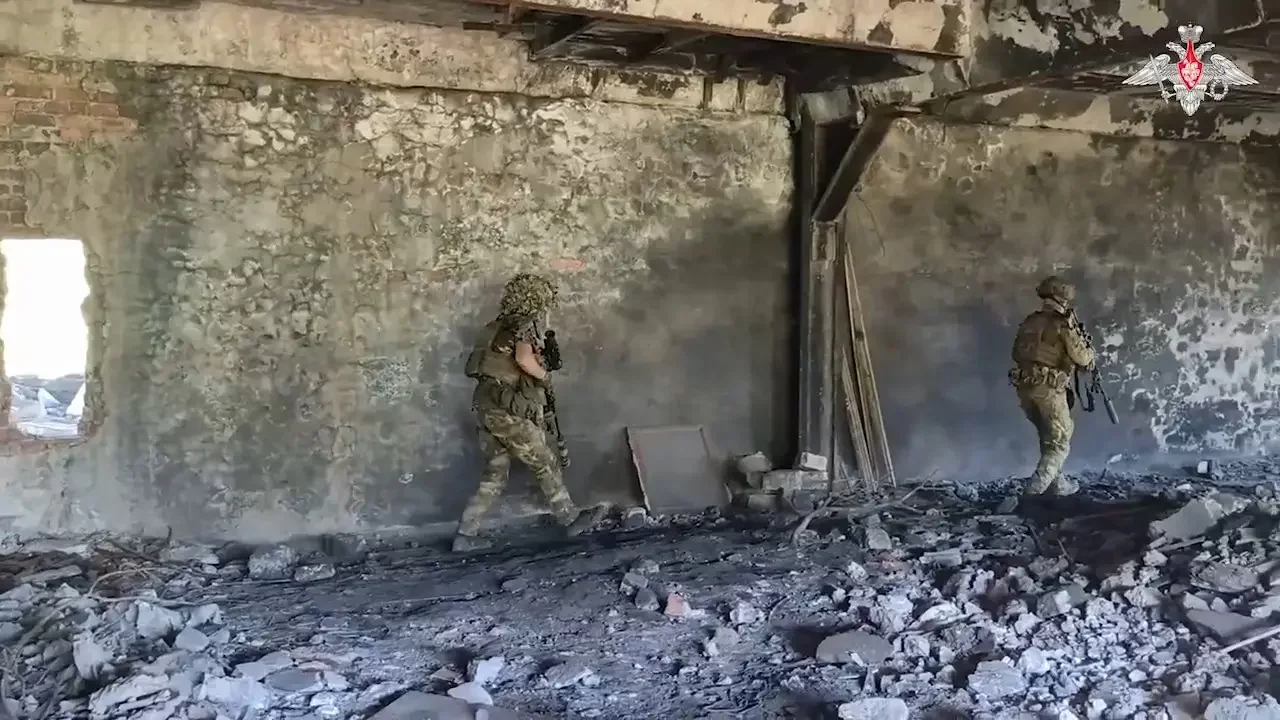 Снайперская пара ВДВ выдвигаются на позицию