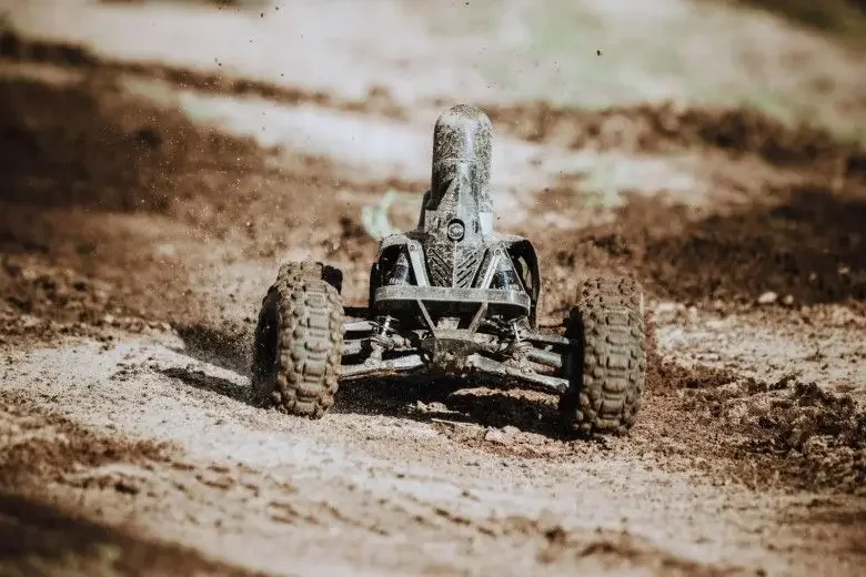 Гном за работой. Хорошо видна цилиндрическая боевая часть на крыше корпуса