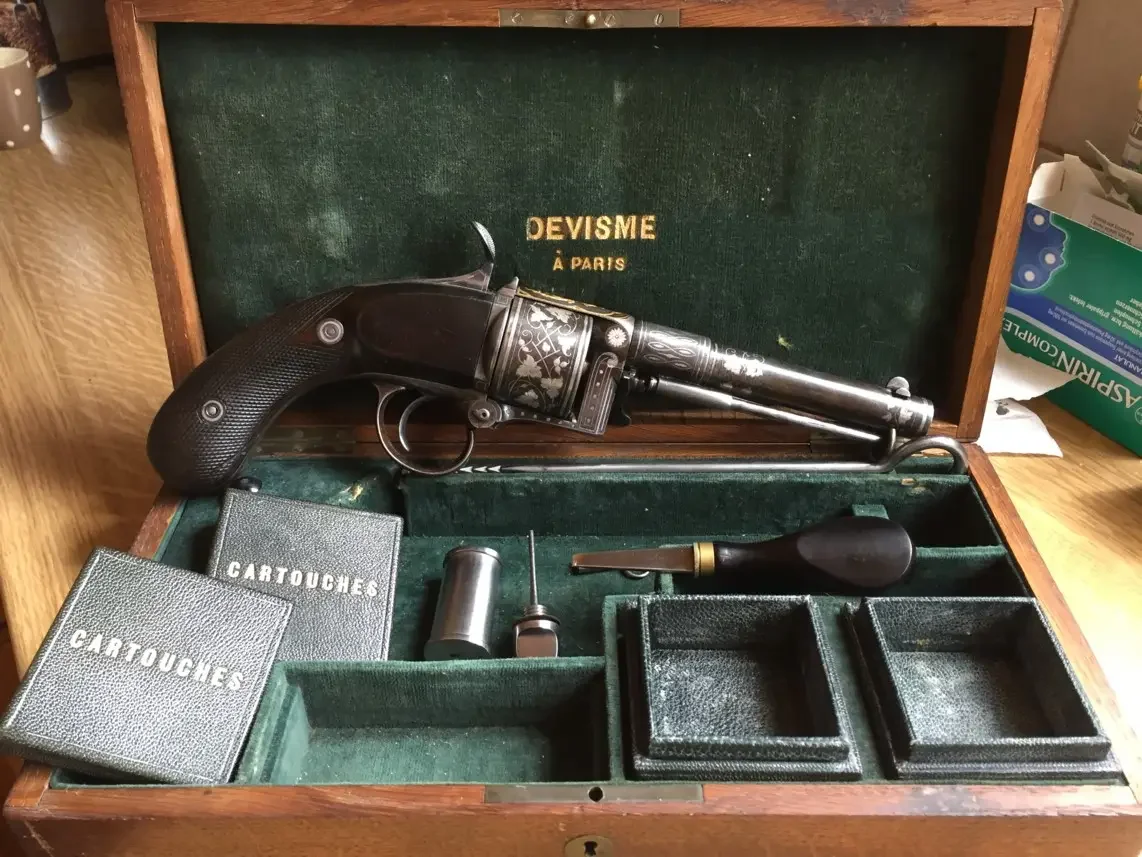 Французские Револьверы: Мастера Чудес и Их Необычные Создания!
