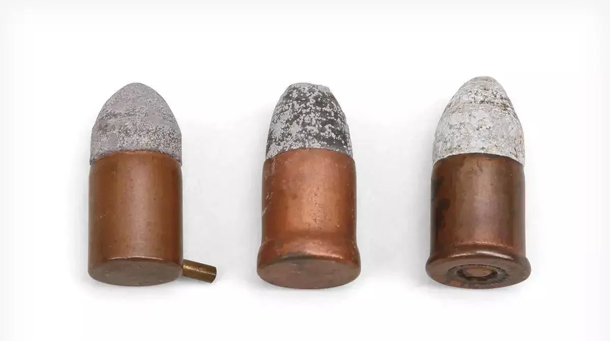 Револьверы Лефоше (крайний слева), Перрина и Девисма