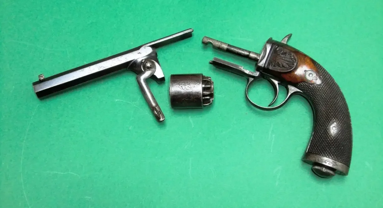 На этом фото в процессе заряжания. Пулю в барабан продвигали при помощи его оси.