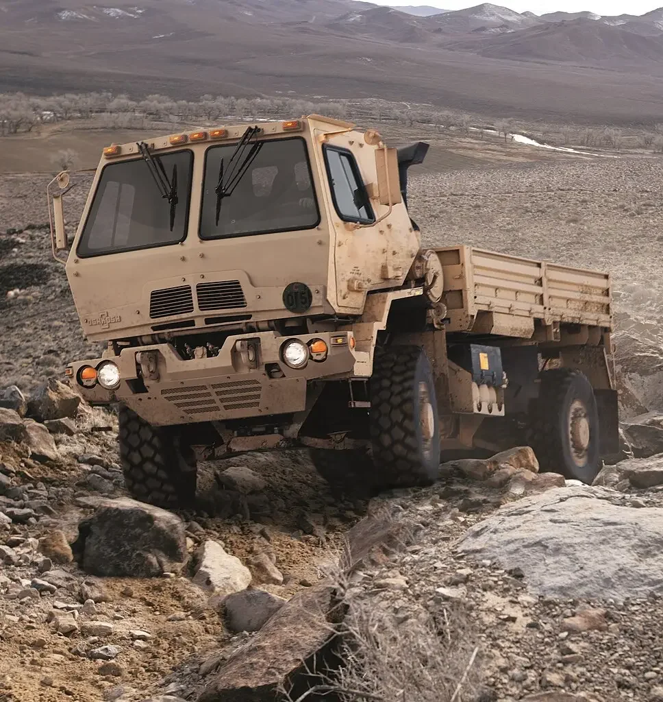 Двухосный бортовой грузовик M1087 A1P2. Фото Oshkosh Defense