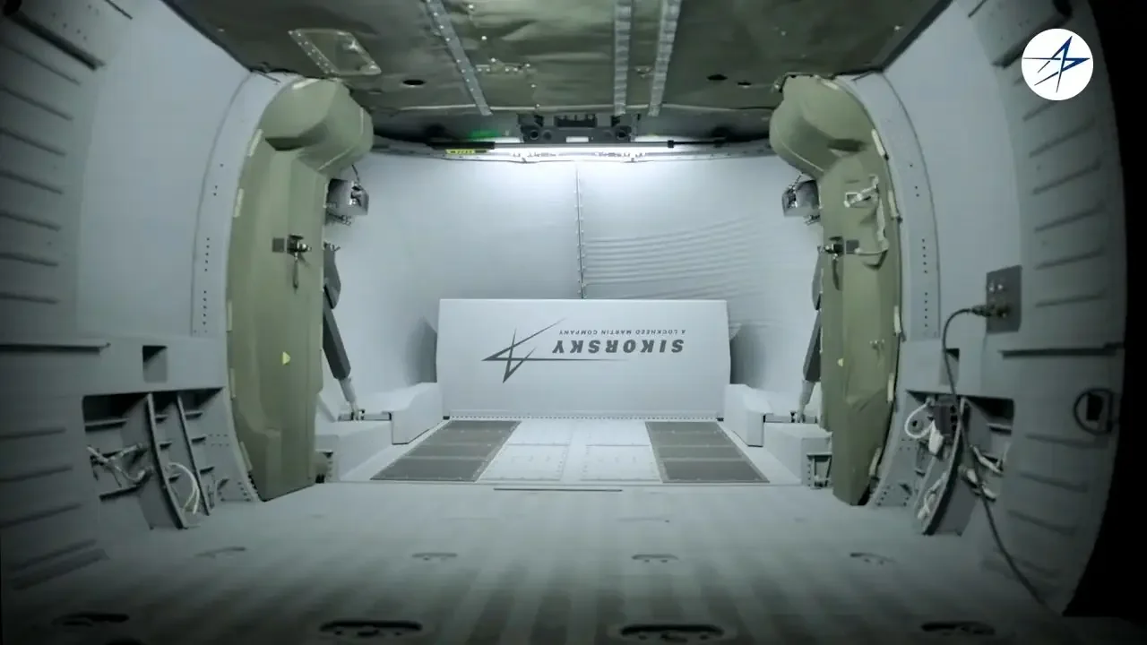 Вид изнутри кабины на носовой люк