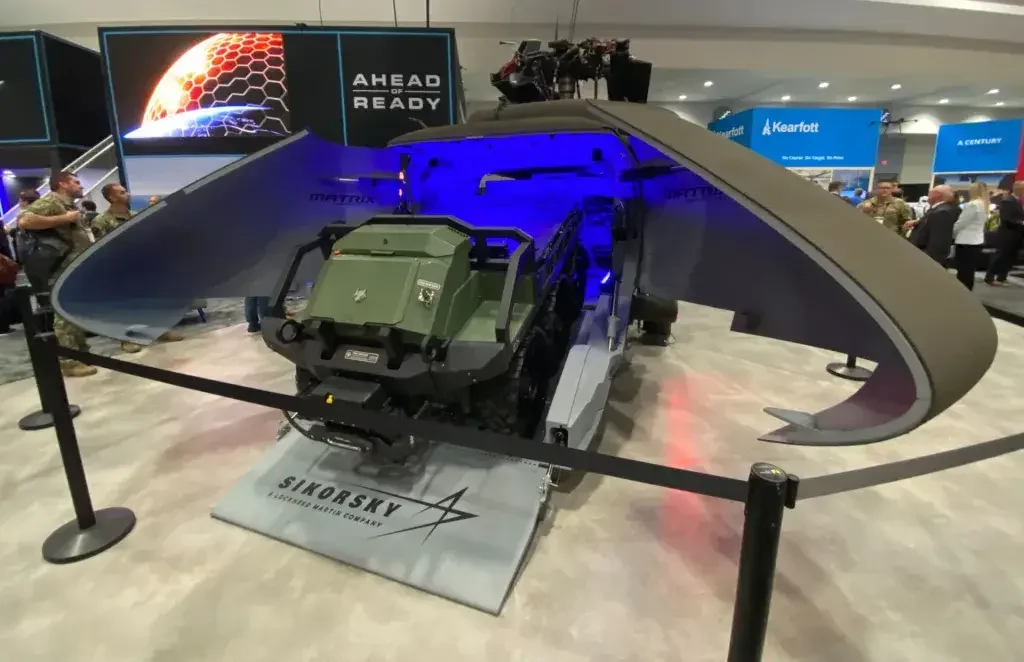 U-Hawk с роботом HDT Hunter Wolf на выставке AUSA-2025