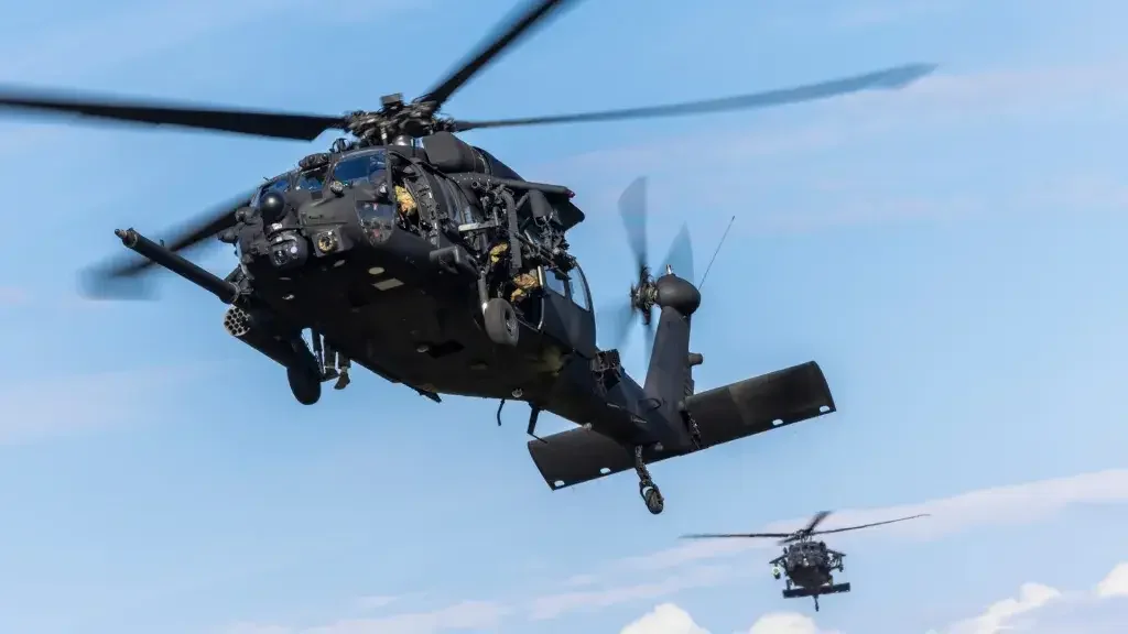 Пара вертолетов MH-60M