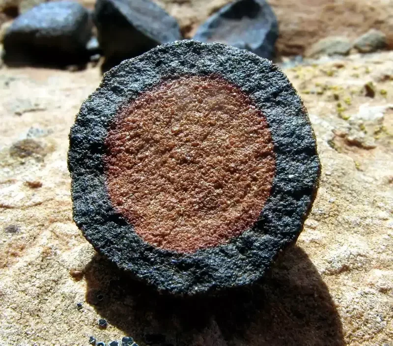 Камень моки в разрезе