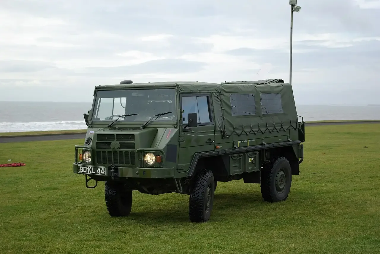 Армейский автомобиль Pinzgauer 4x4