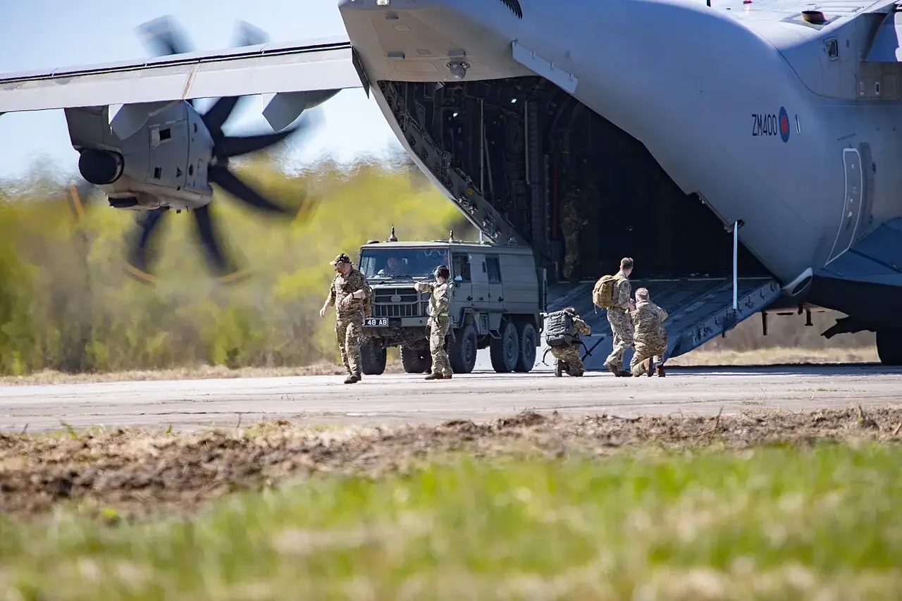 Выгрузка автомобиля «Пинцгауэр» из военно-транспортного самолёта