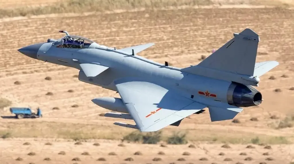 Китайский J-10 выполняет полёт на малой высоте