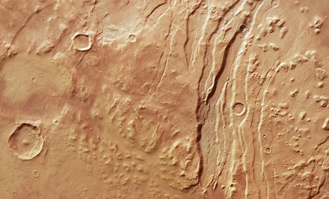 Свежие каналы на Марсе: следы водной эрозии или магия солнечного света?