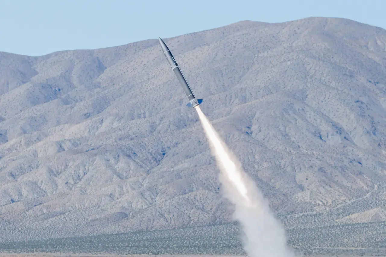 Опытная ракета после взлёта