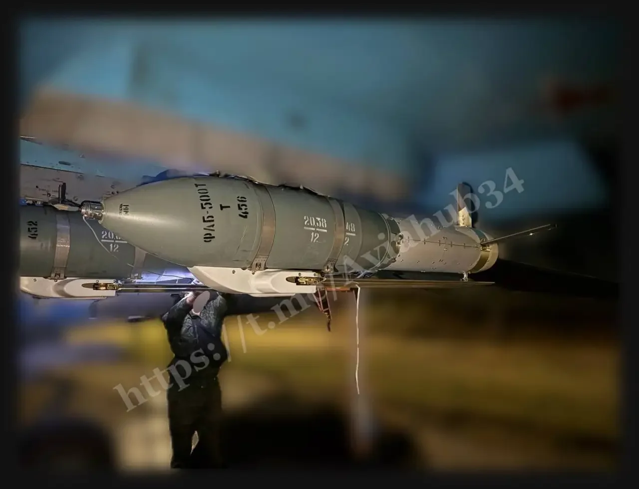 Пара бомб с УМПК-ПД под крылом носителя