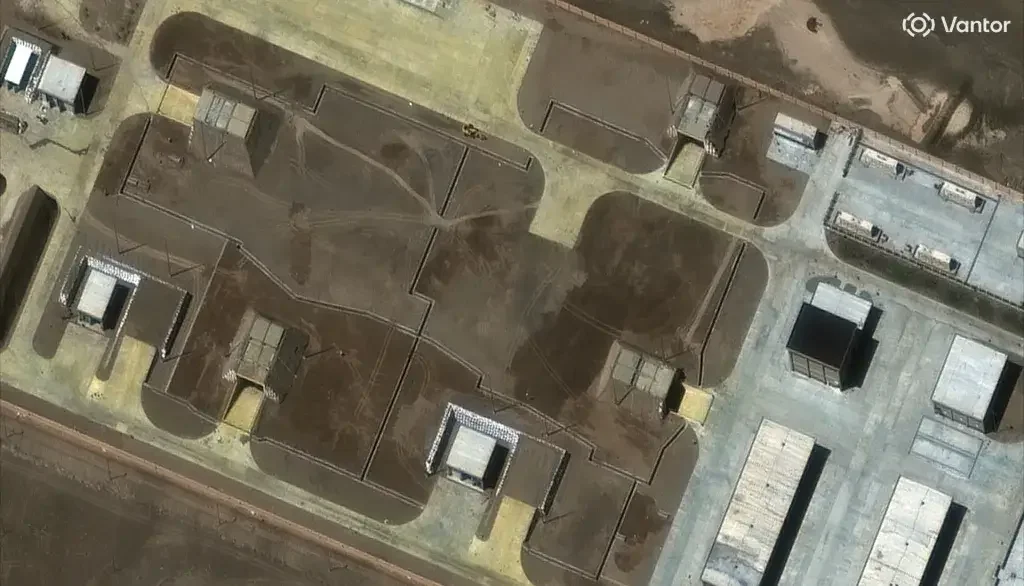 Площадки и укрытия для компонентов ЗРС. Фото Vantor