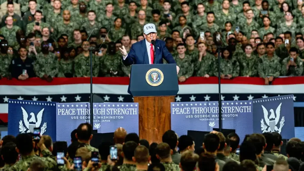 Президент Дональд Трамп выступает сегодня на борту авианосца USS «Джордж Вашингтон»