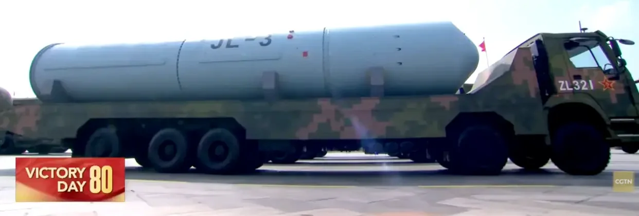 JL-3, представленная на параде в этом году (вверху), выглядит очень похоже на JL-2, представленную на параде 2019 года (внизу), без видимых внешних изменений в отсеке полезной нагрузки или ступенях