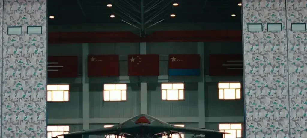 На видео ВВС НОАК из ангара выходит GJ-11