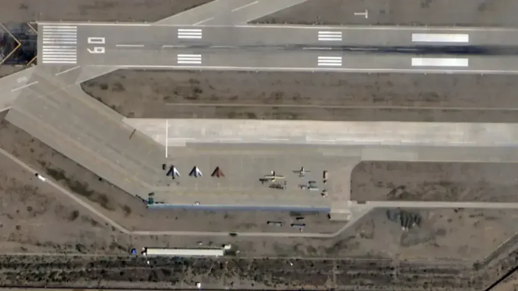 На спутниковом снимке, сделанном 6 августа 2025 года, на авиабазе Шигадзе видны три беспилотника GJ-11